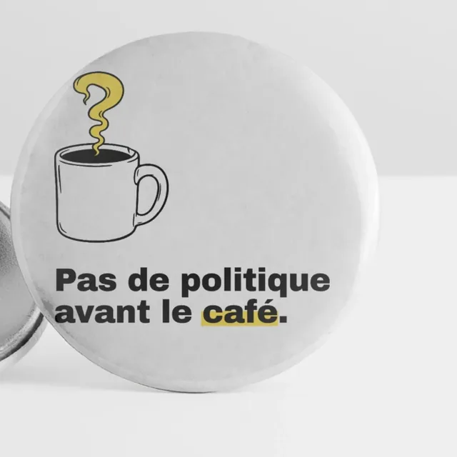 Badge « Pas de politique avant le café. »